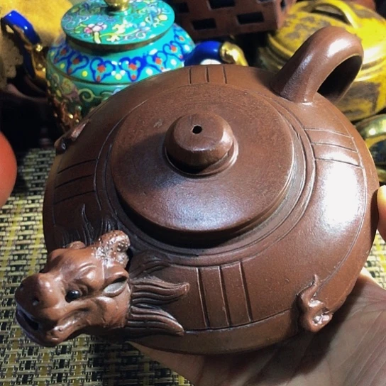 紫砂茶壶原矿泥料手工制作的紫砂壶。