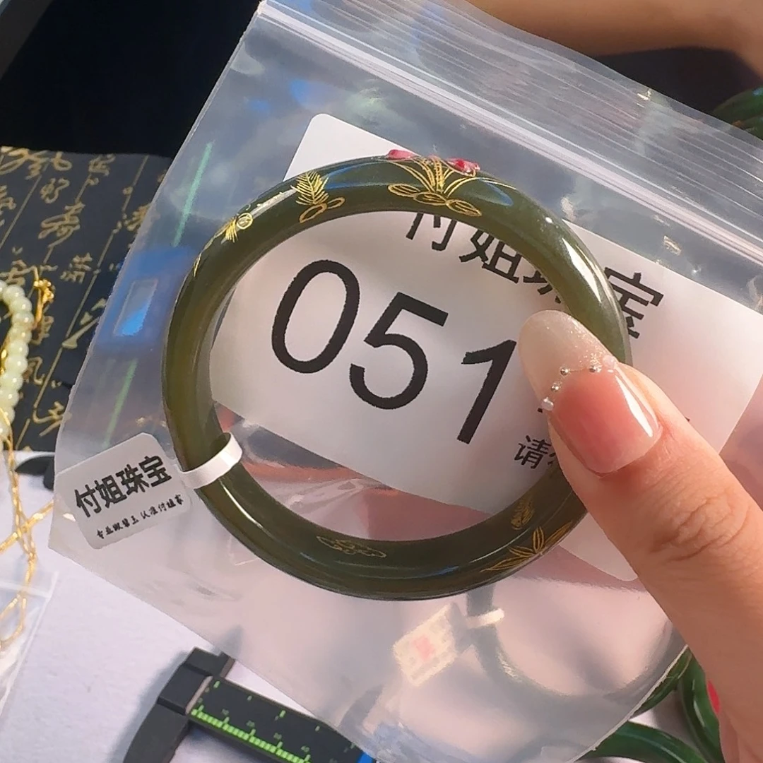 颈饰未镶嵌和田玉手镯58 051