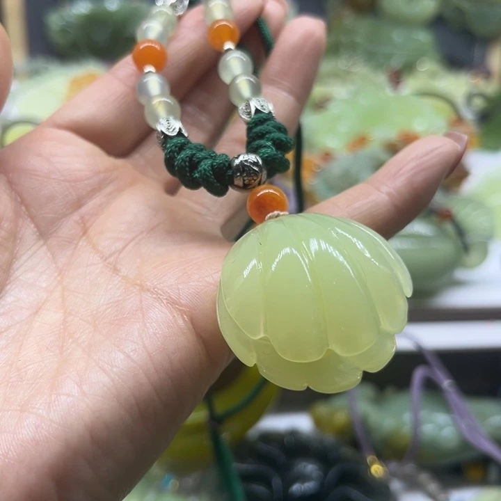 蛇纹石玉未镶嵌颈饰