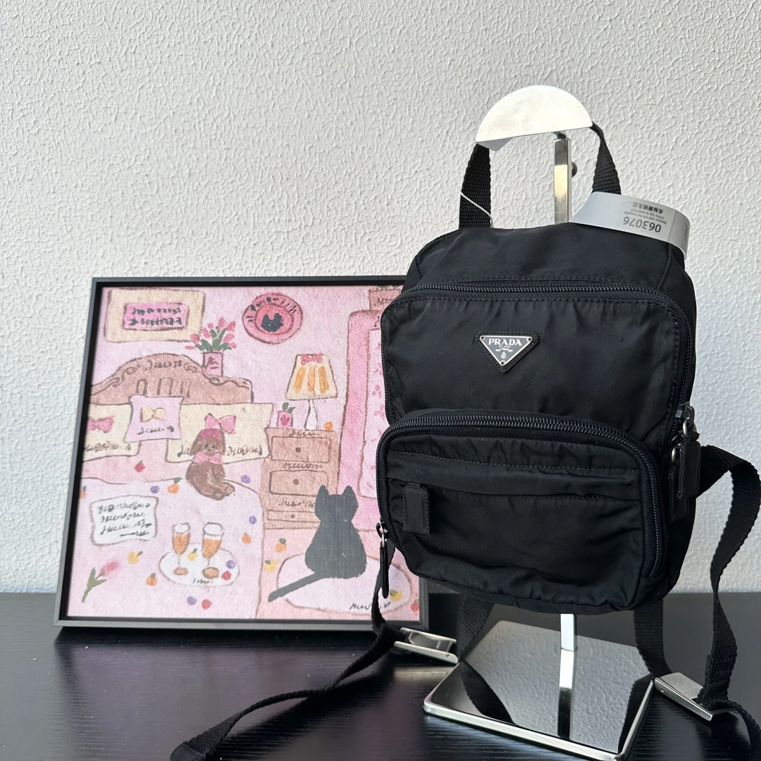 95新 Prada/普拉达 黑银降落伞机能扣双肩包 底长17 063076