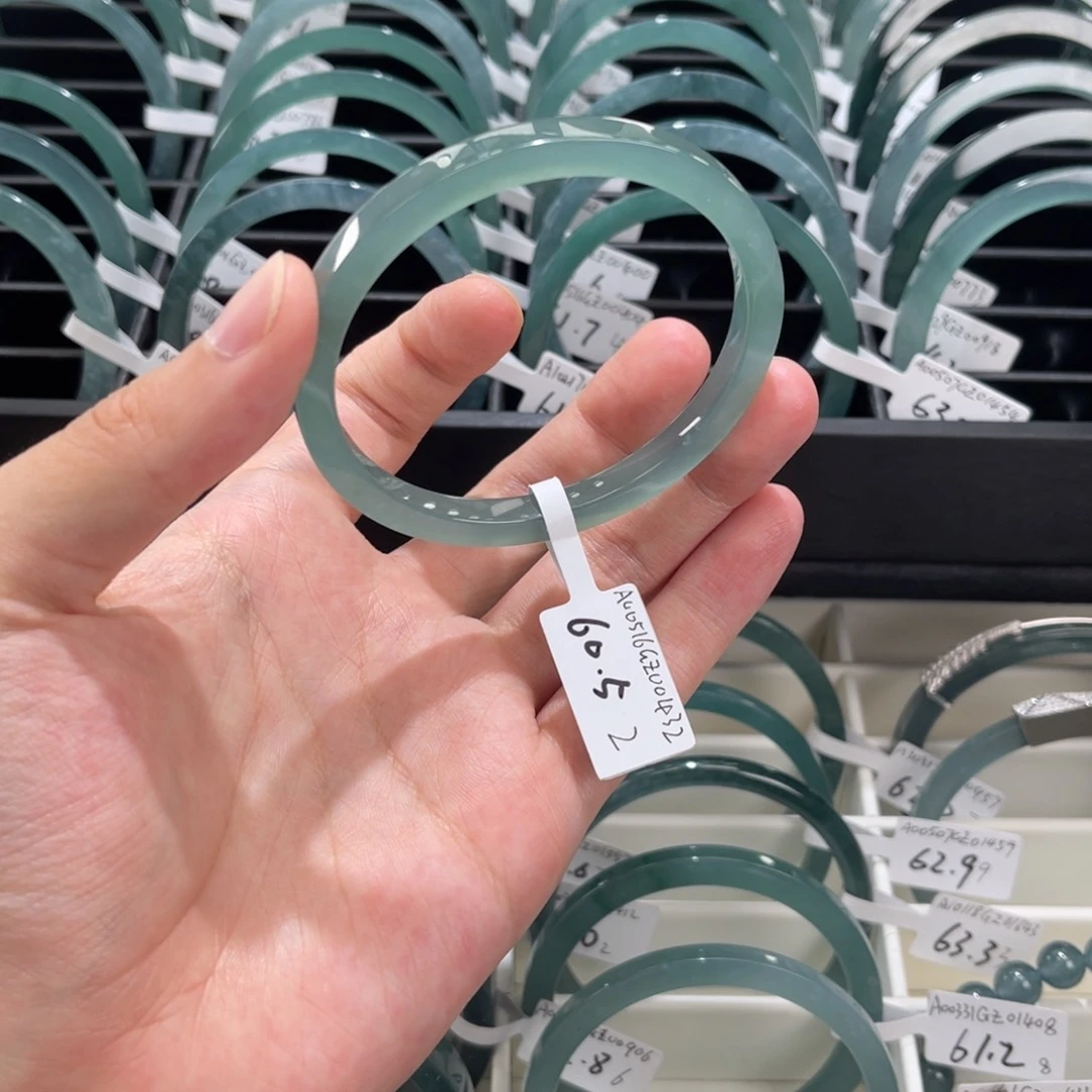 翡翠手镯未镶嵌?****哲60.52