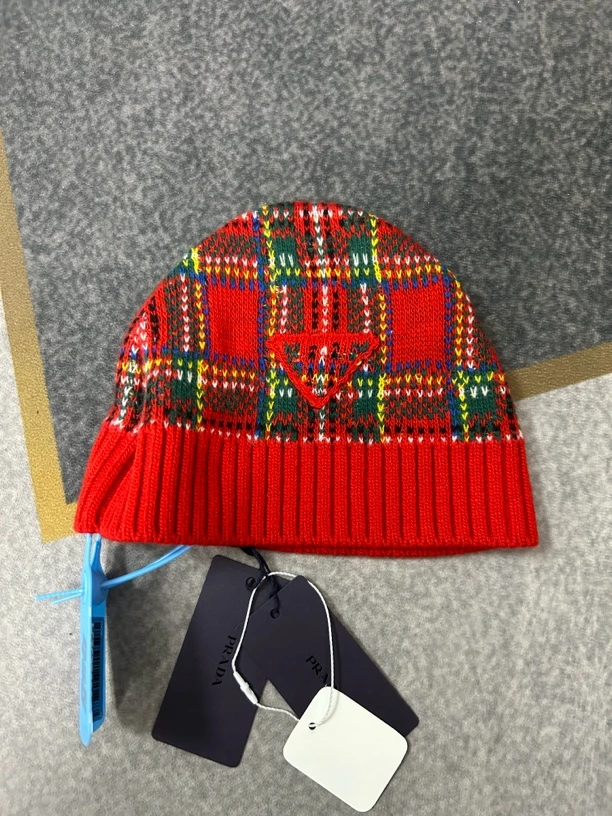 99新 Prada/普拉达 Prada红色三角标冷帽99新