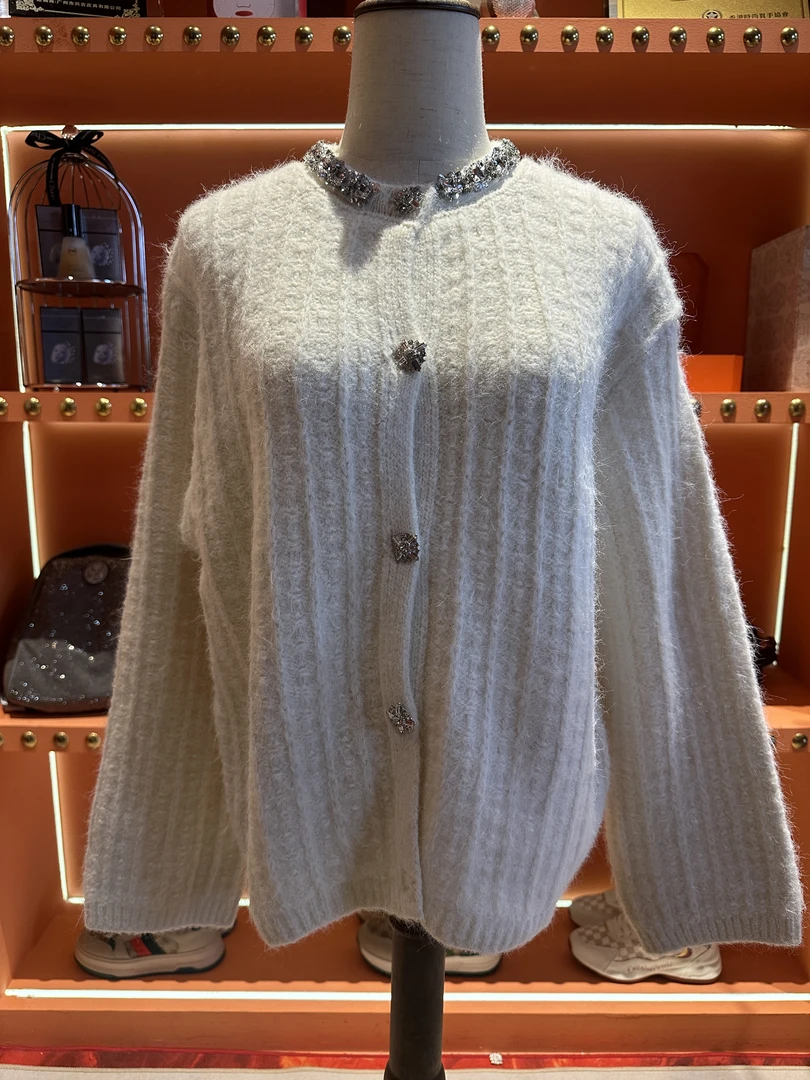 镶钻领装饰毛绒针织开衫