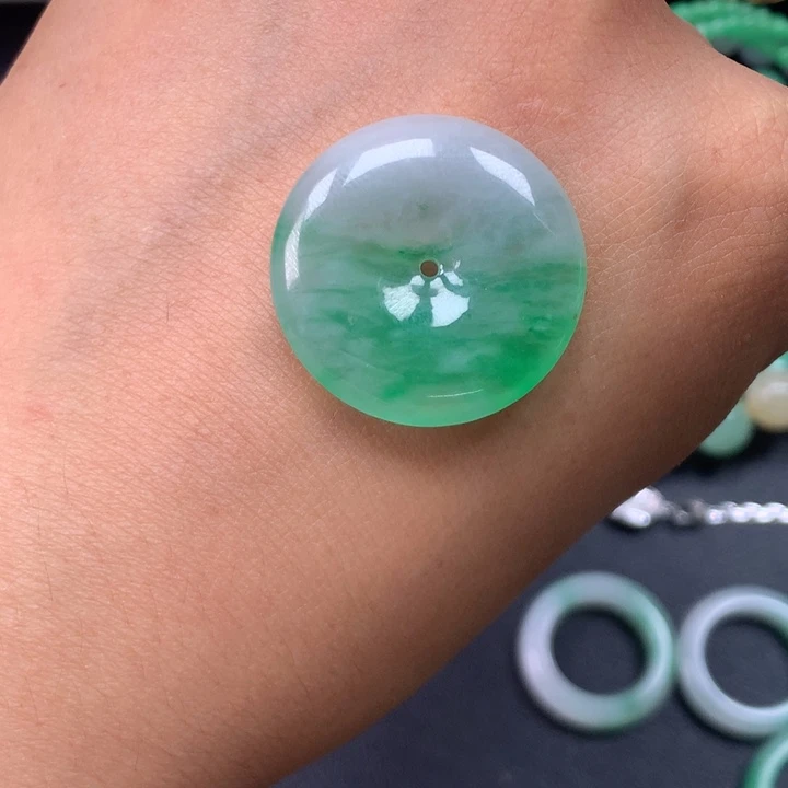 翡翠未镶嵌颈饰平安扣