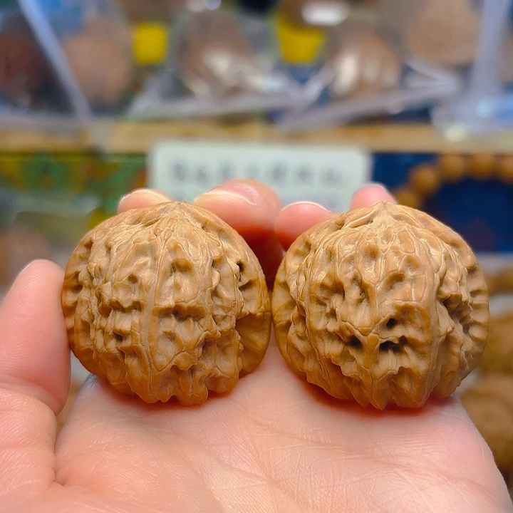 文玩核桃吊坠白狮子36