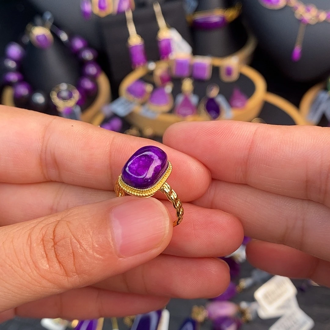 18K金镶嵌苏纪石（舒俱来）戒指