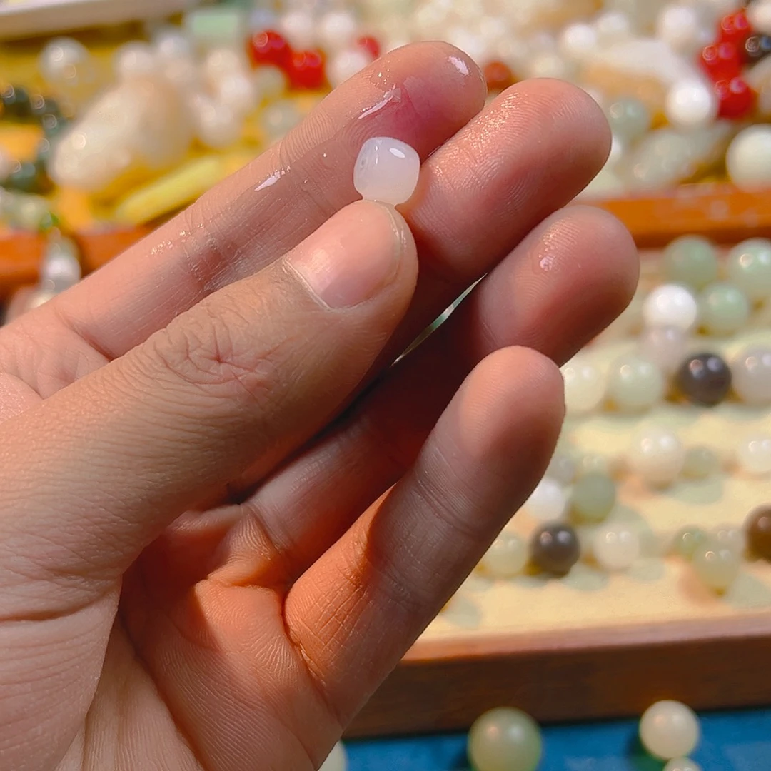 和田玉卡散珠有瑕疵纹裂等未镶嵌