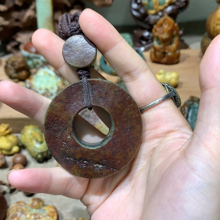 未镶嵌岫岩河磨玉（透闪石质玉）挂件