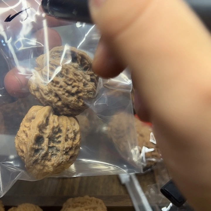 凌***你桃核吊坠绣球核桃