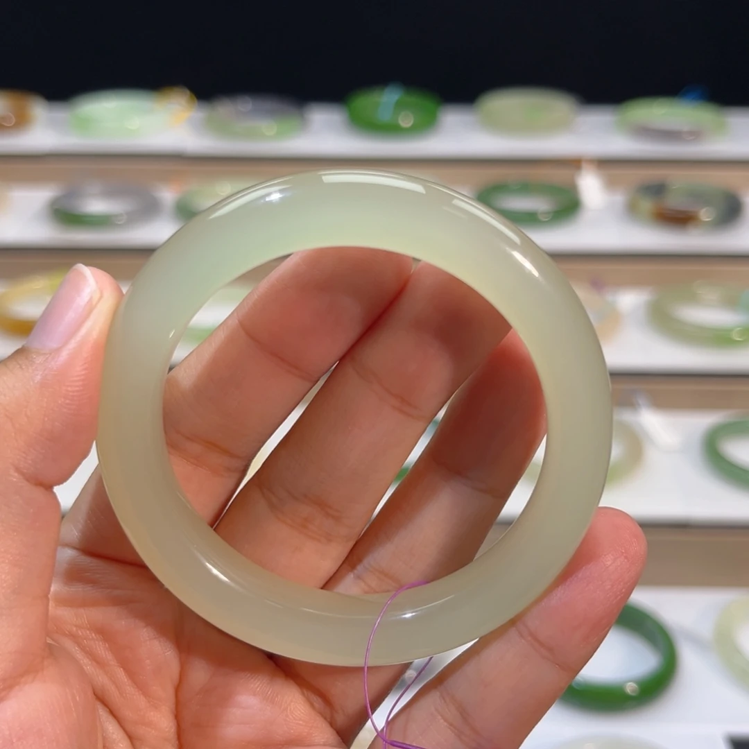 魏***哥和田玉未镶嵌手镯