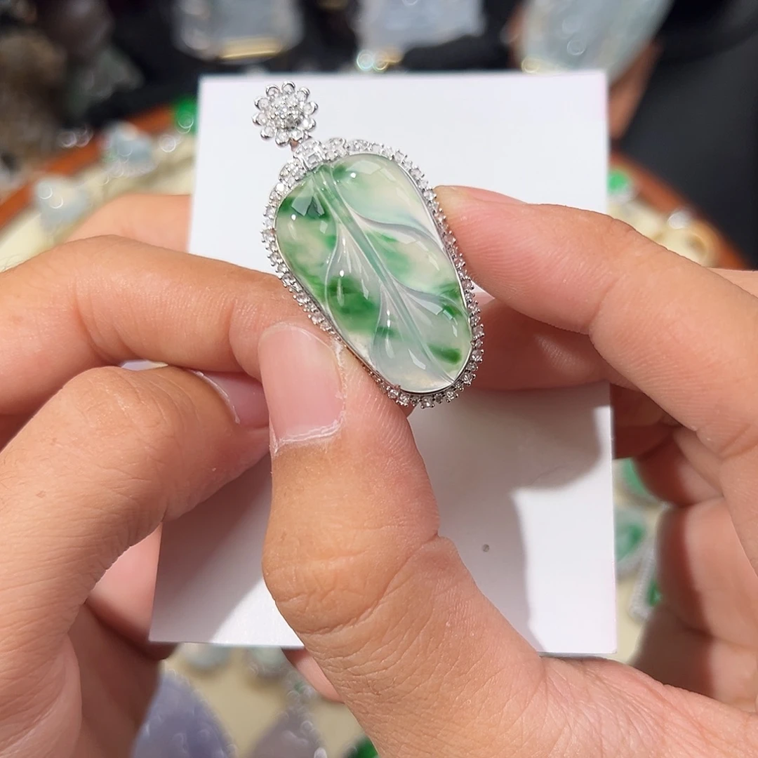 翡翠18K金镶嵌颈饰正冰种飘水草绿翡翠叶子30*18*5