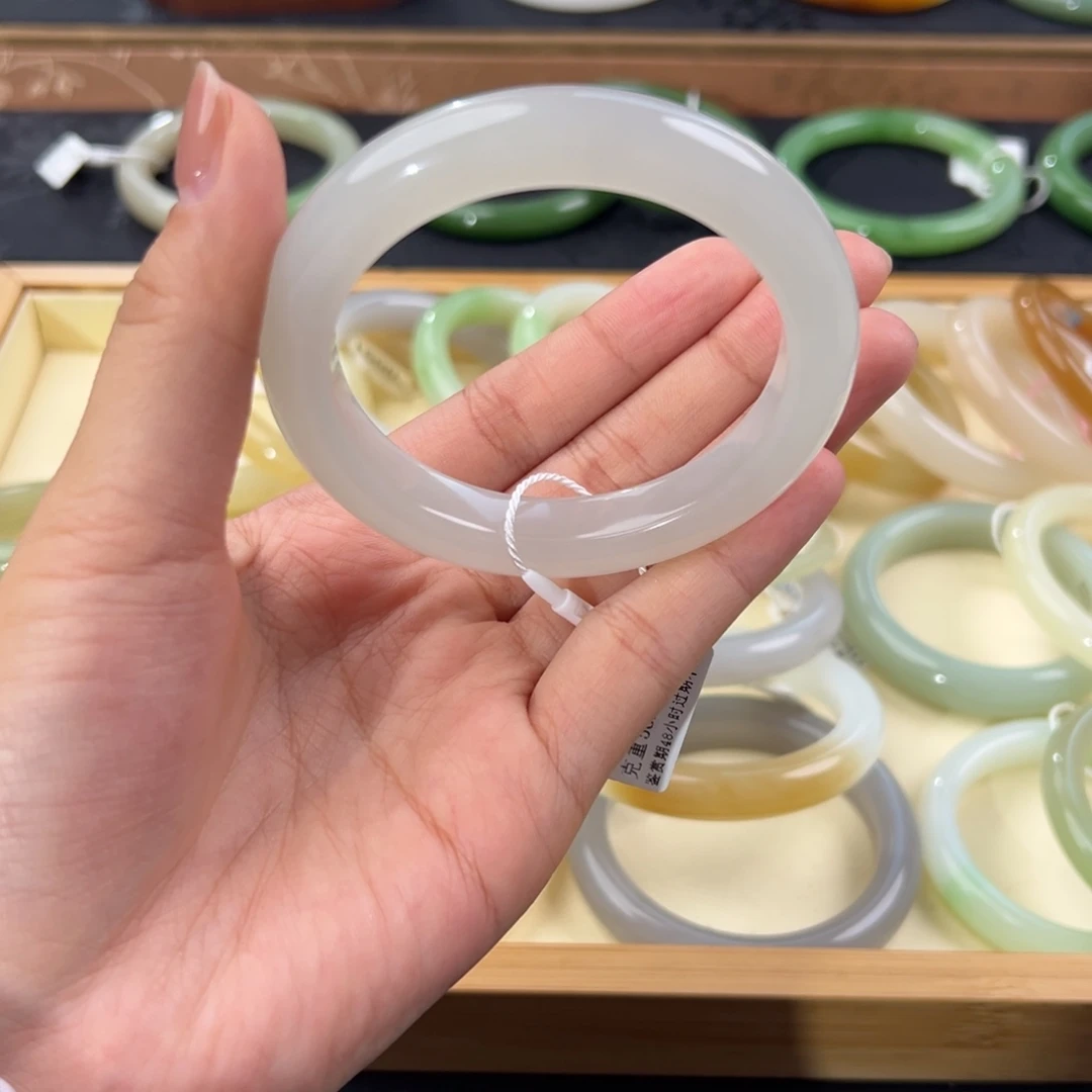 和田玉未镶嵌手镯有微瑕