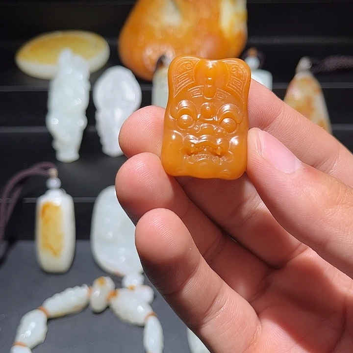 颈饰未镶嵌和田玉（糖玉）