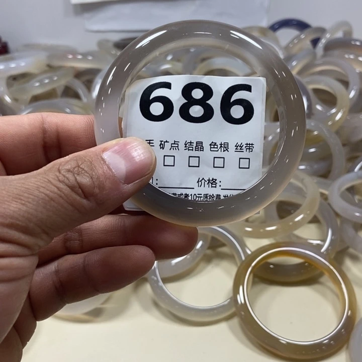 张***张玛瑙/玉髓未镶嵌手镯