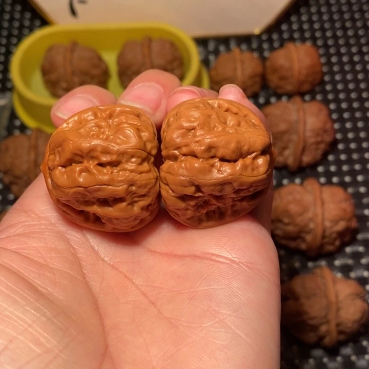 赖***宝文玩核桃把件开背大腿