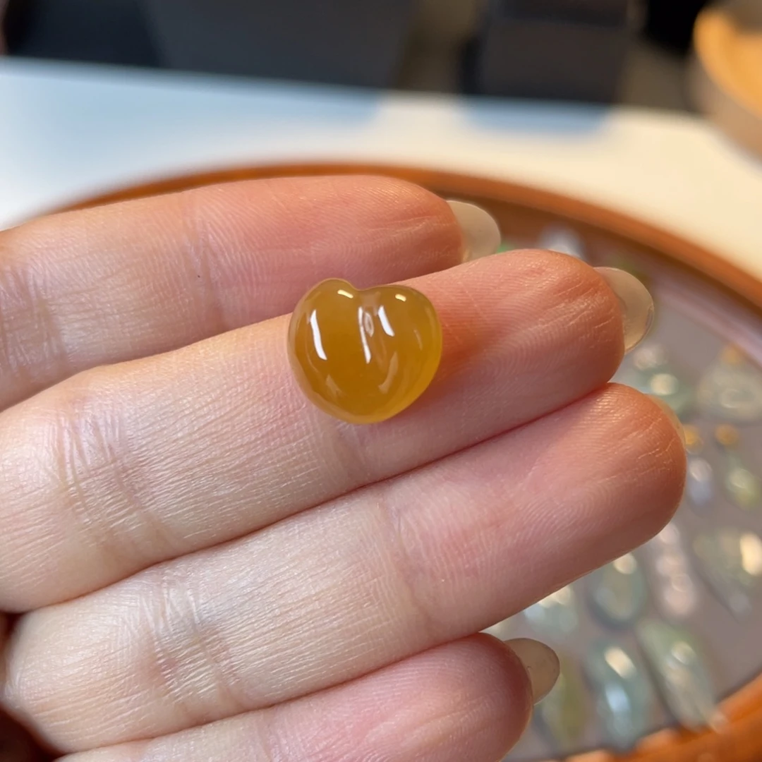 颈饰未镶嵌翡翠黄翡裸石