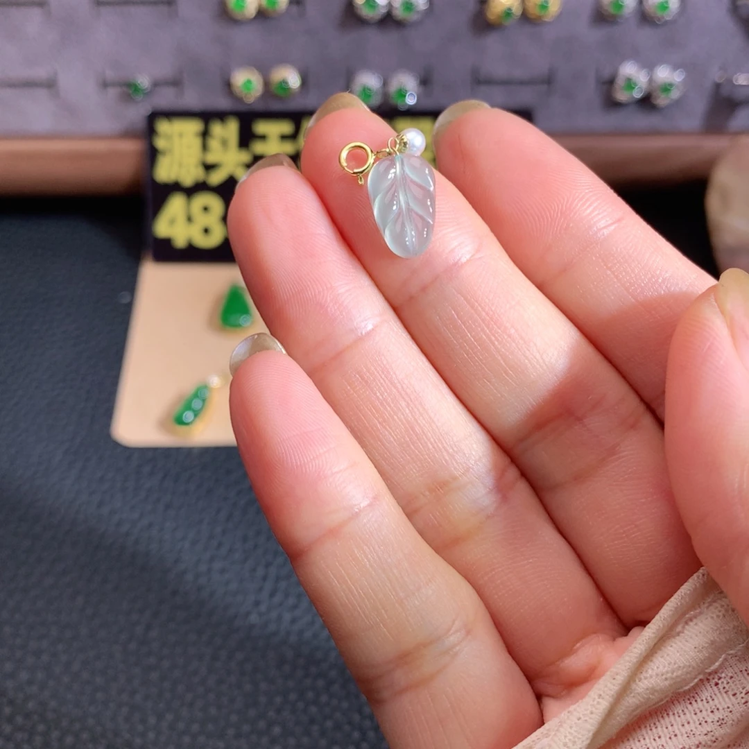 挖***挖颈饰18K金镶嵌翡翠叶子