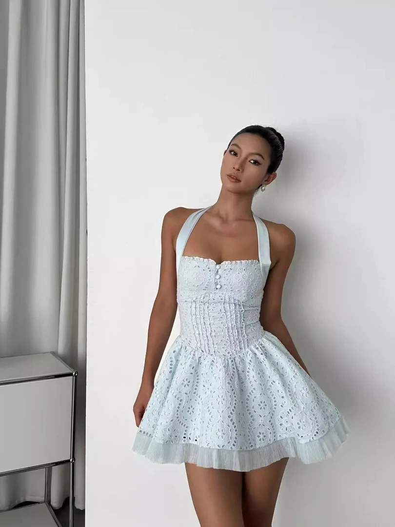 Younger Lady纯欲甜心镂空系带挂脖芭蕾刺绣蓬蓬连衣裙修身法式