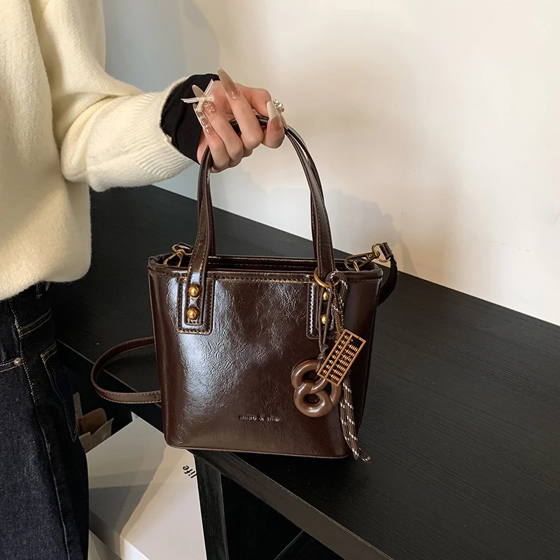 高级感复古小包包女2024新款秋冬季百搭斜挎包时尚超火手提水桶包