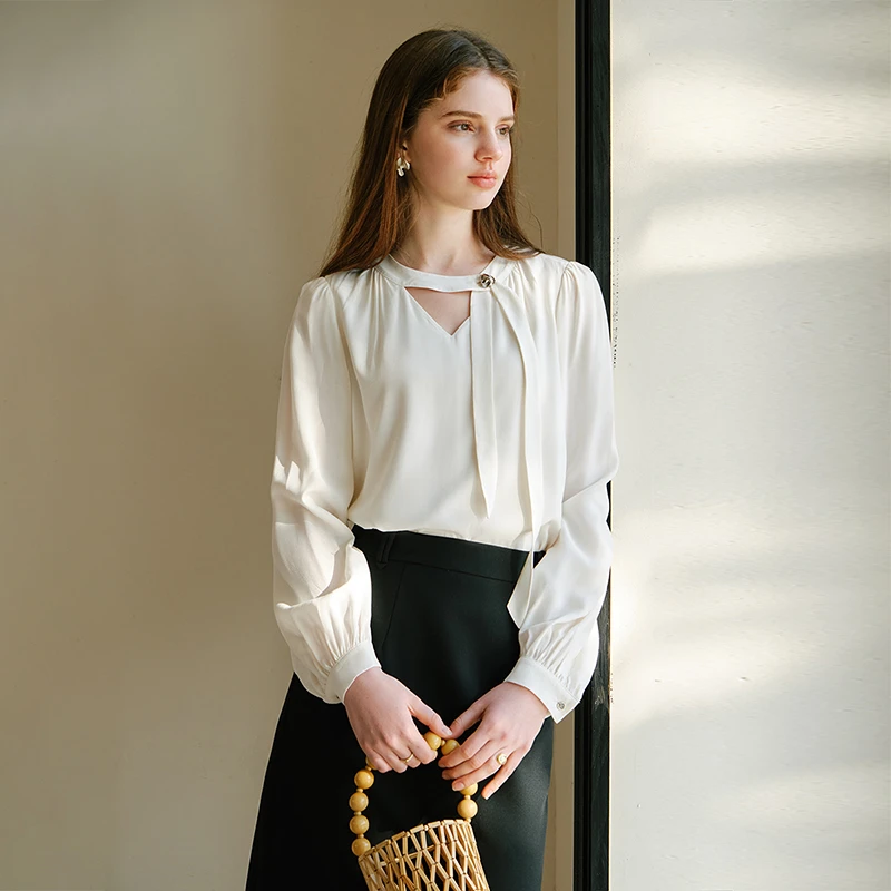 范思蓝恩雪纺衫小众小衫衬衫洋气时尚白衬衫法式春季V领25FS11131