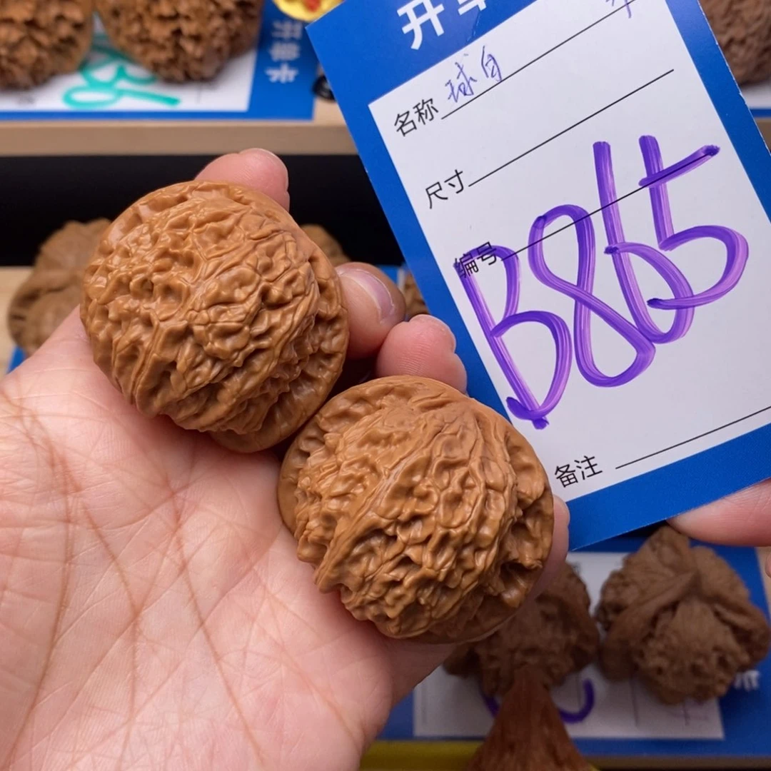 文玩核桃吊坠白狮子核桃