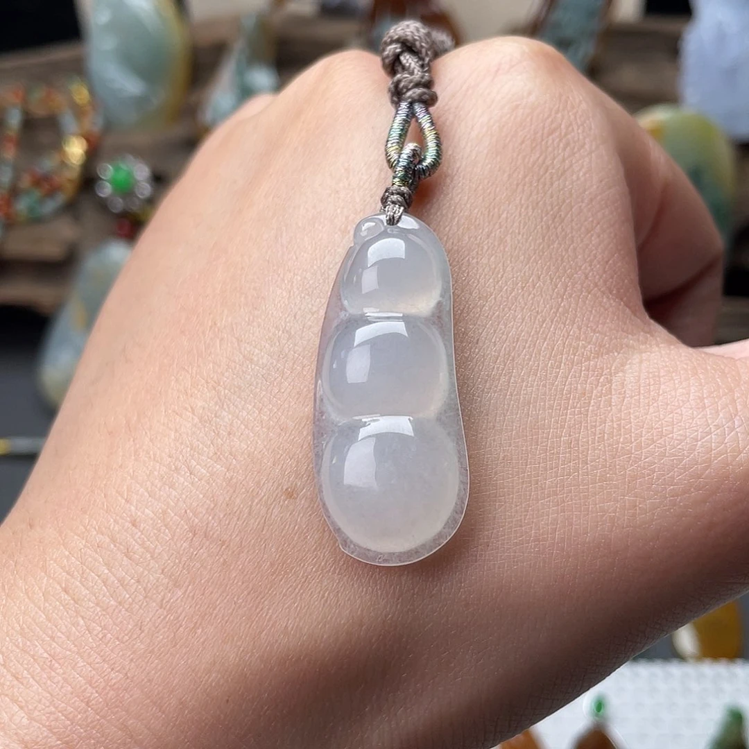 翡翠未镶嵌颈饰福豆