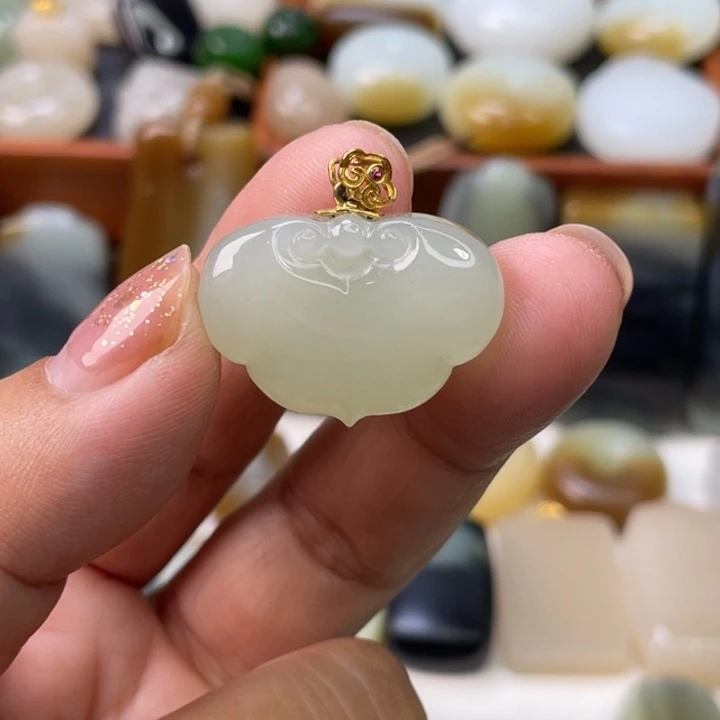 和田玉18K金镶嵌颈饰