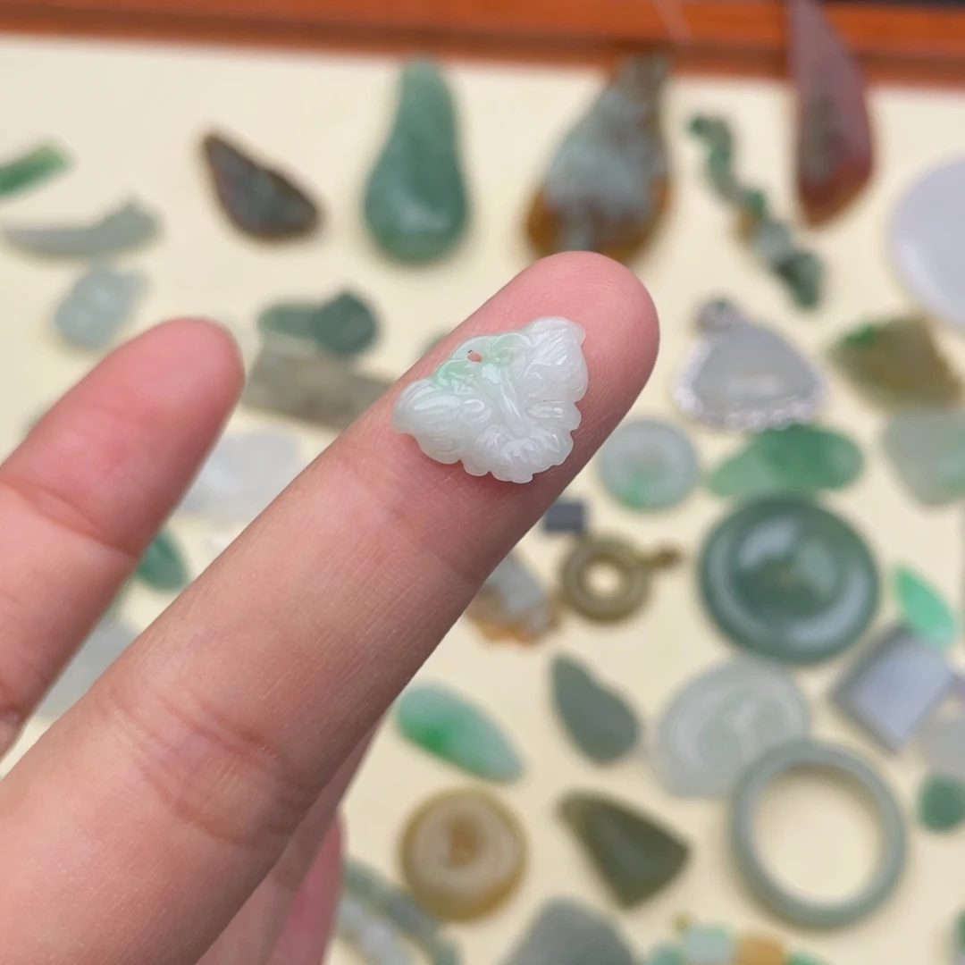 翡翠未镶嵌颈饰蝴蝶