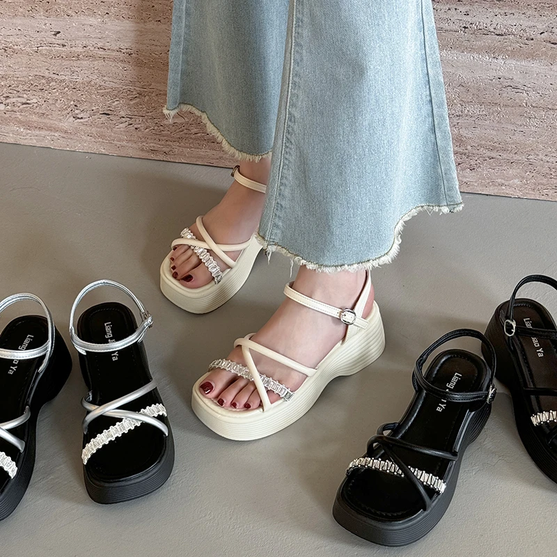 贾不假凉鞋女款2025新款夏季韩系复古水钻配裙子厚底增高沙滩鞋子