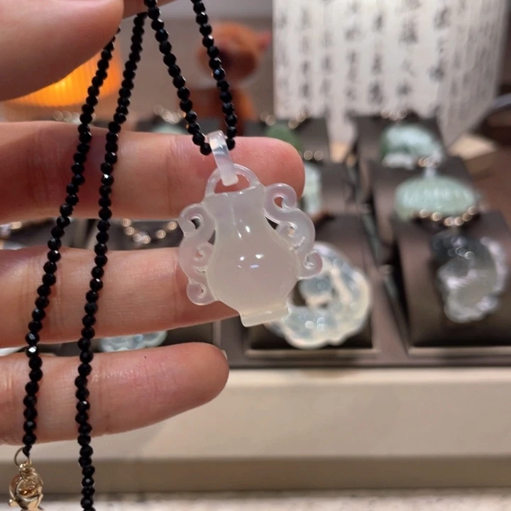 蛇纹石玉未镶嵌颈饰