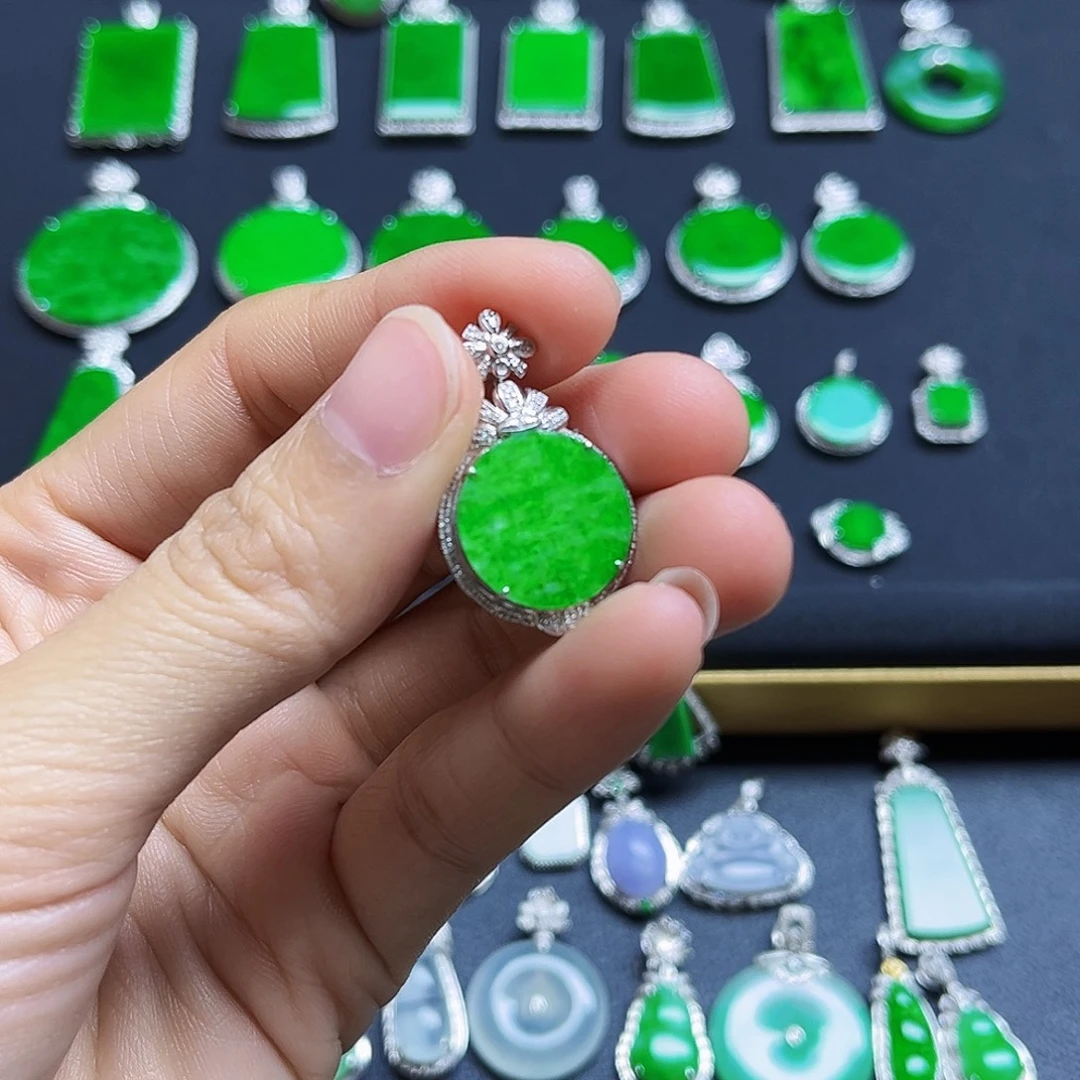 翡翠18K金镶嵌颈饰