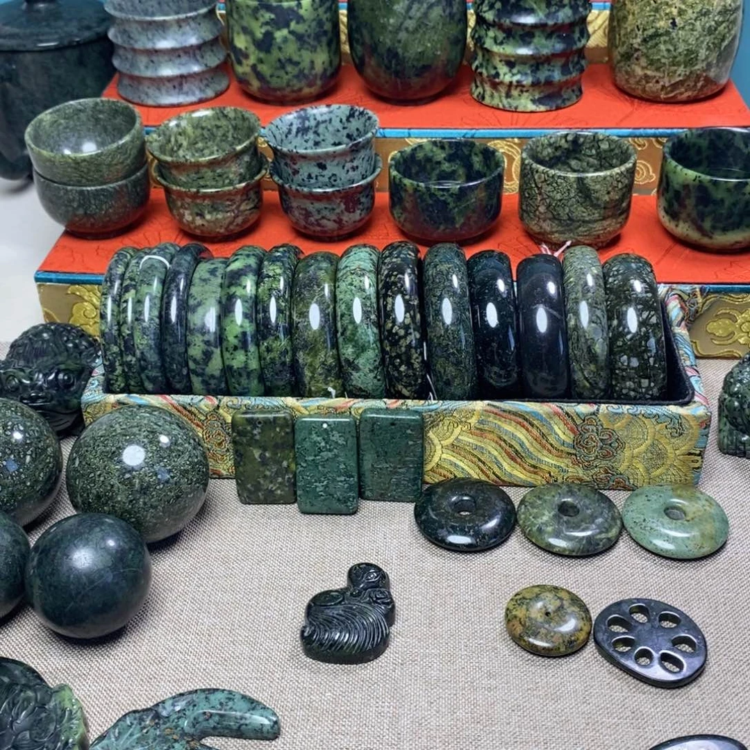 伊***V蛇纹石玉未镶嵌吊坠(不含链)