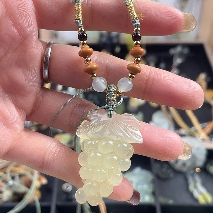 蛇纹石玉未镶嵌颈饰