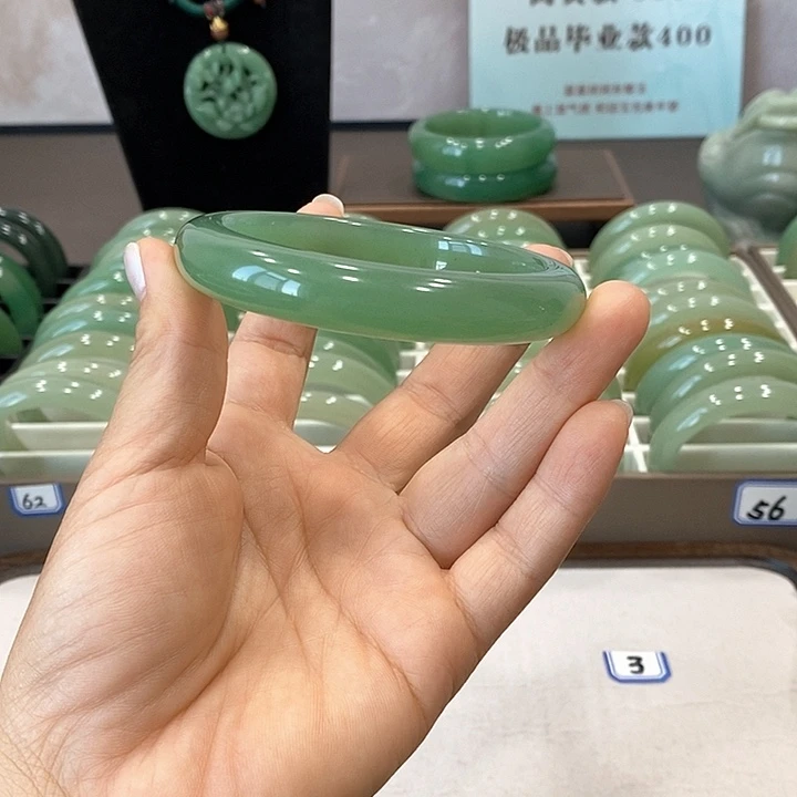 东陵石手镯（圆镯）未镶嵌淂*妈