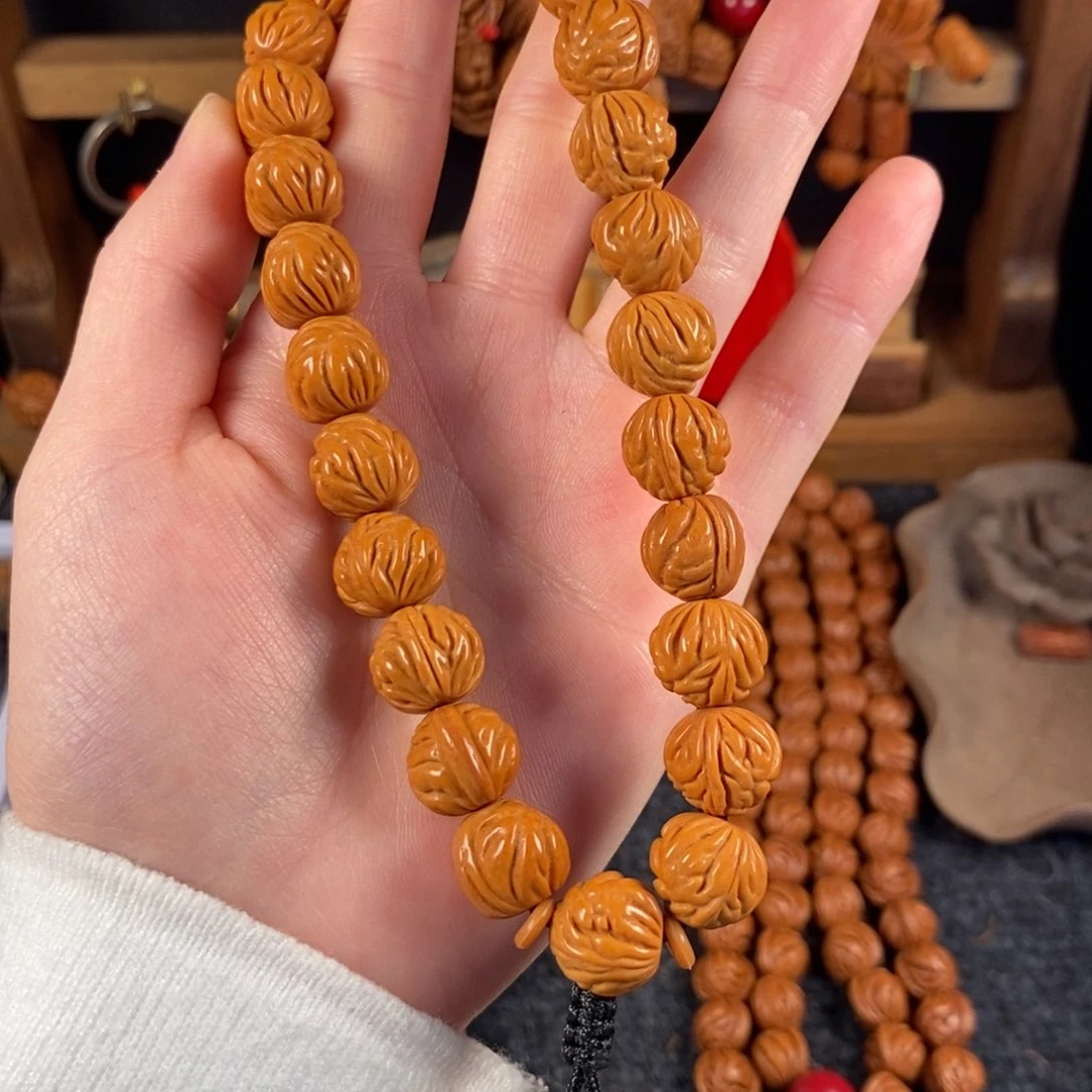 吊坠桃核桃枭手持