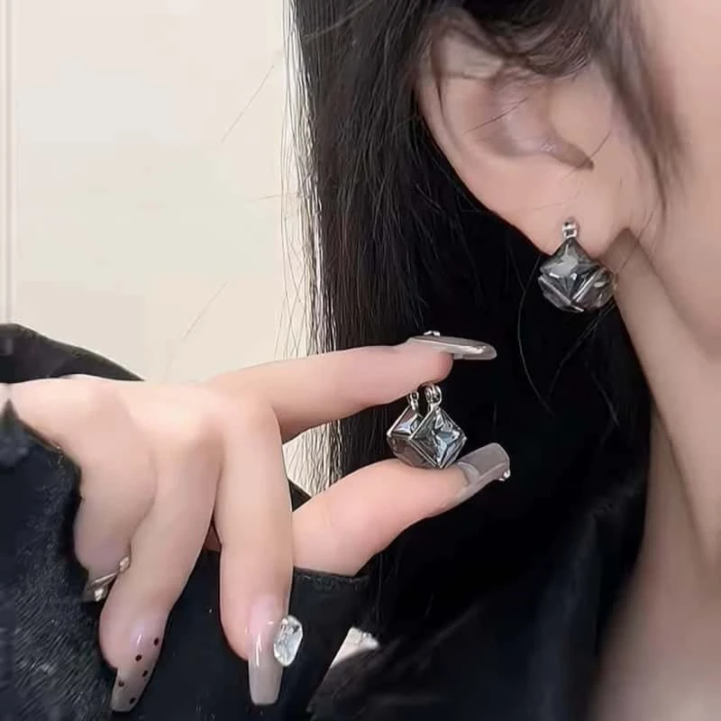 合金耳饰 2025年新款耳环耳扣女轻奢高级感重工设计耳圈耳环耳饰