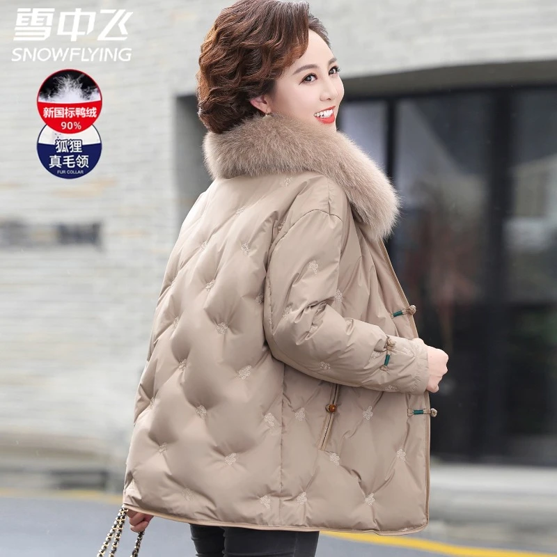雪中飞品牌妈妈大码羽绒服女中长款2025冬装新款中老年人时尚外套