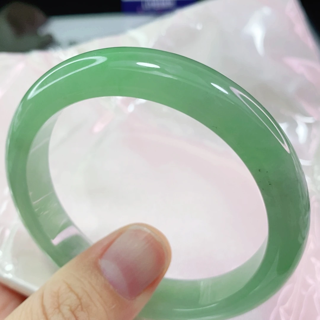翡翠手镯未镶嵌5556圈口