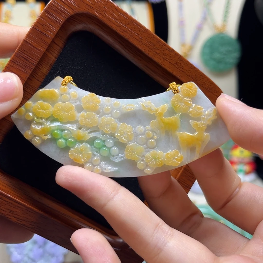 翡翠未镶嵌颈饰弯弯