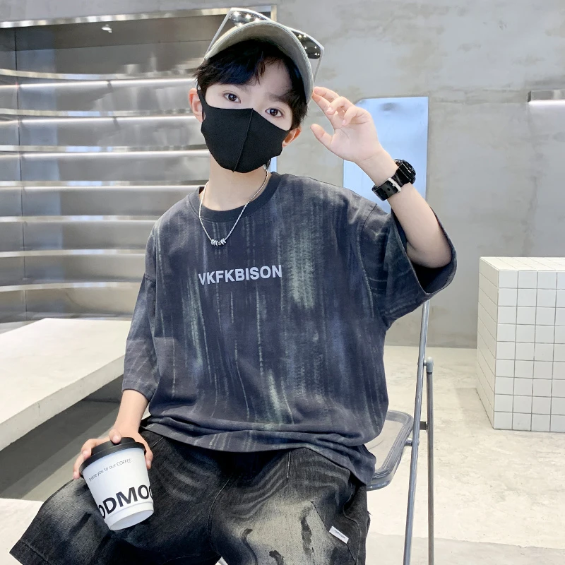 男童潮款灰色肌理感印花印花T恤中大童2025夏季新款帅气字母短袖