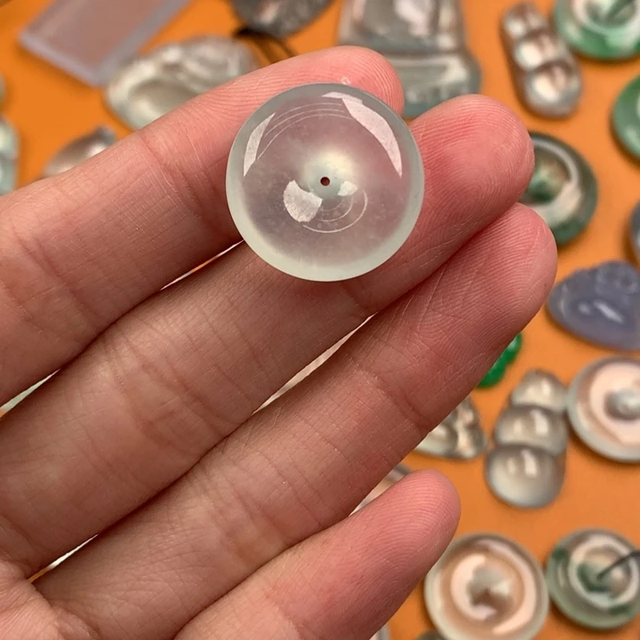 翡翠挂件未镶嵌….