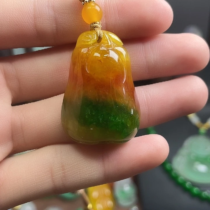 翡翠未镶嵌吊坠(赠链)