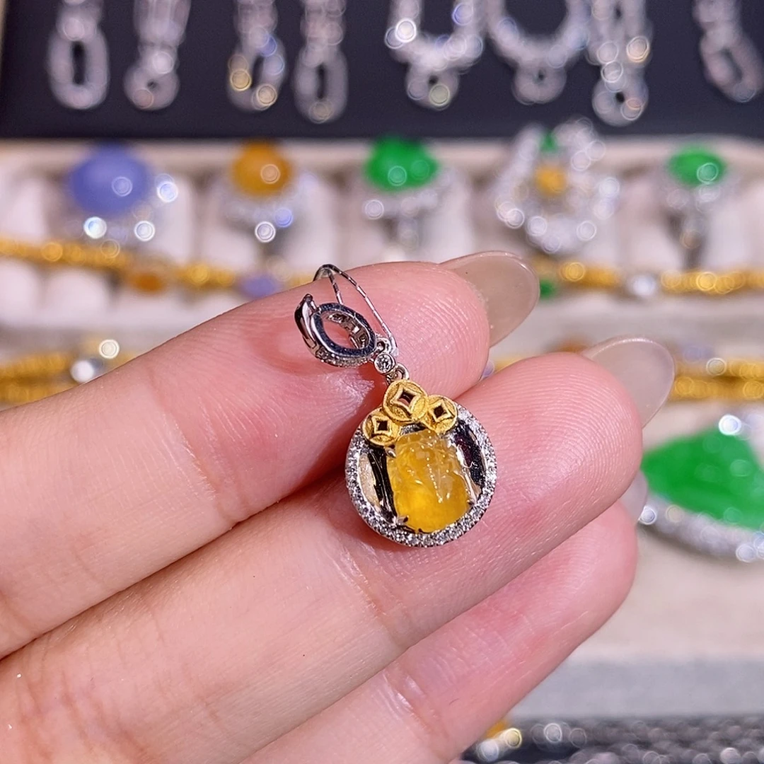 颈饰18K金镶嵌翡翠吊坠