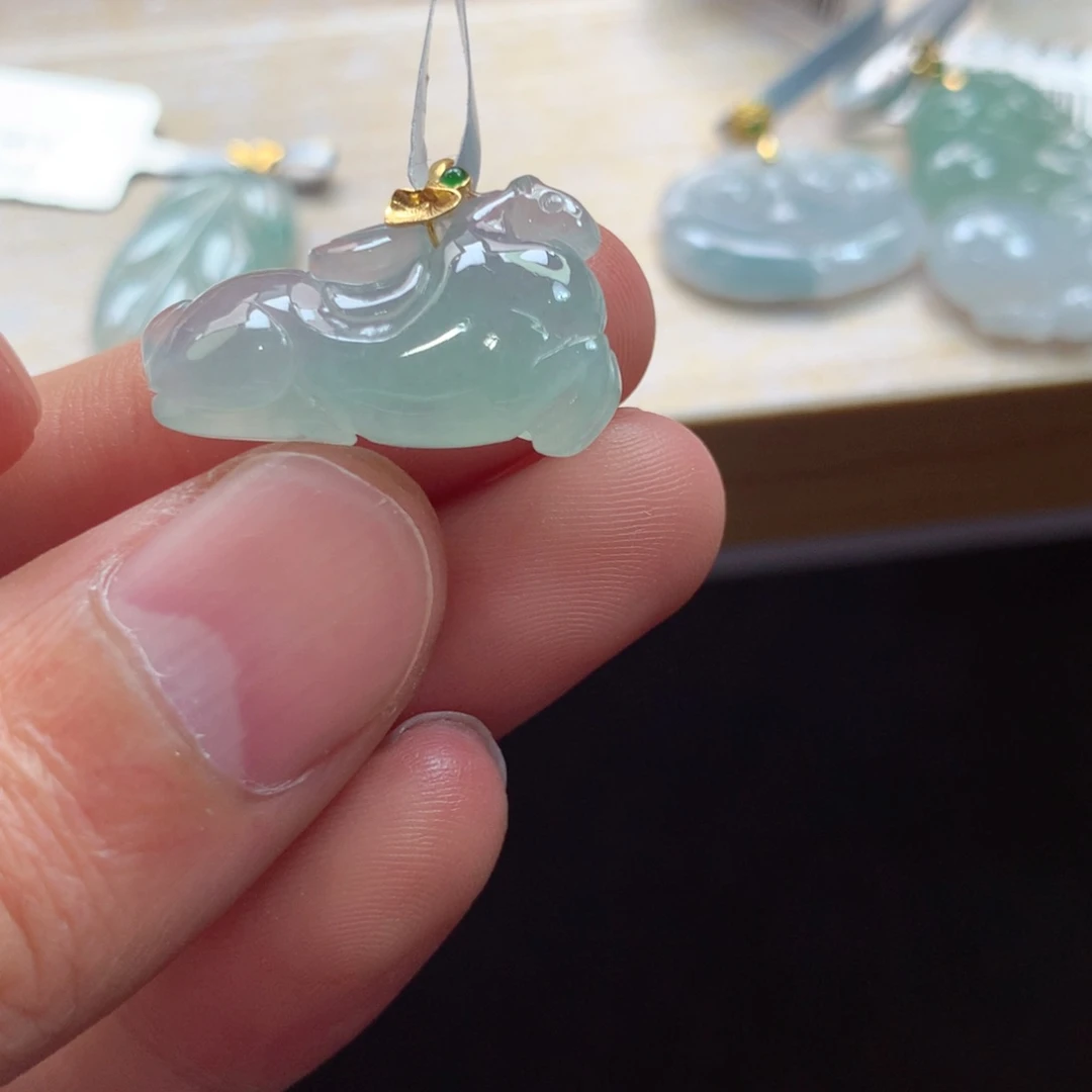 翡翠18K金镶嵌颈饰吊坠