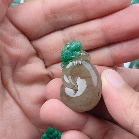 独山玉未镶嵌颈饰暖**阳