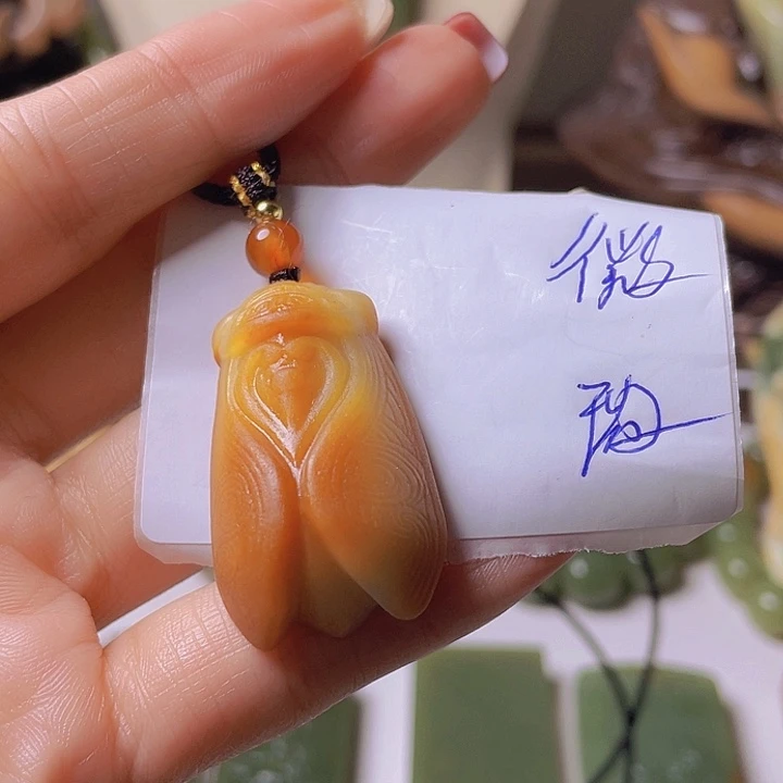 未镶嵌岫岩河磨玉（透闪石质玉）挂件