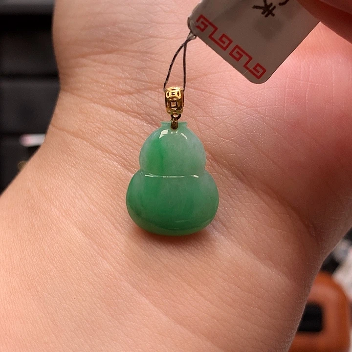 18K金镶嵌挂件翡翠葫芦