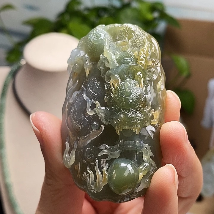 翡翠未镶嵌颈饰龙牌