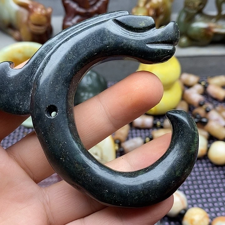 未镶嵌蛇纹石玉颈饰