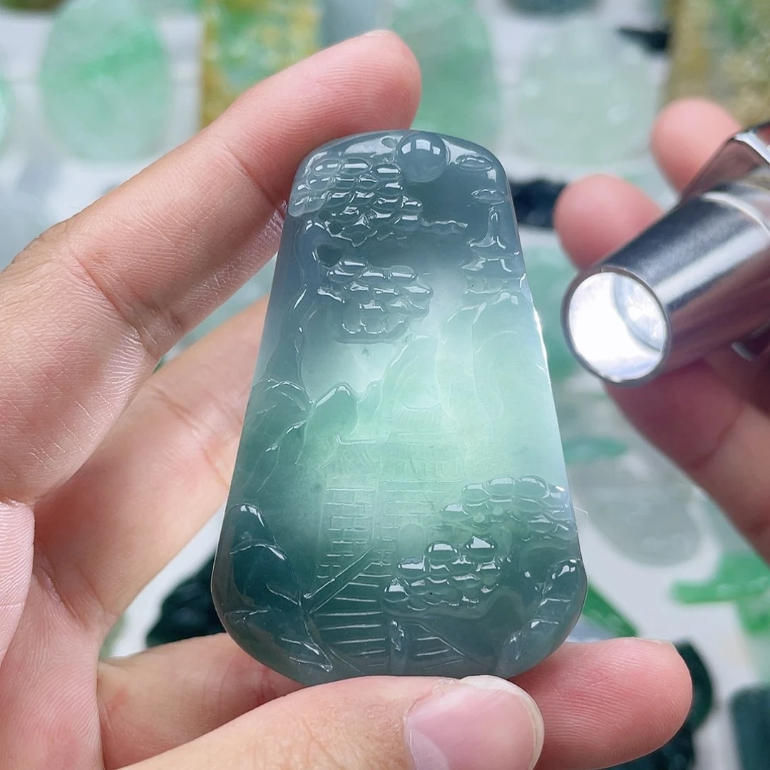 翡翠颈饰未镶嵌山水